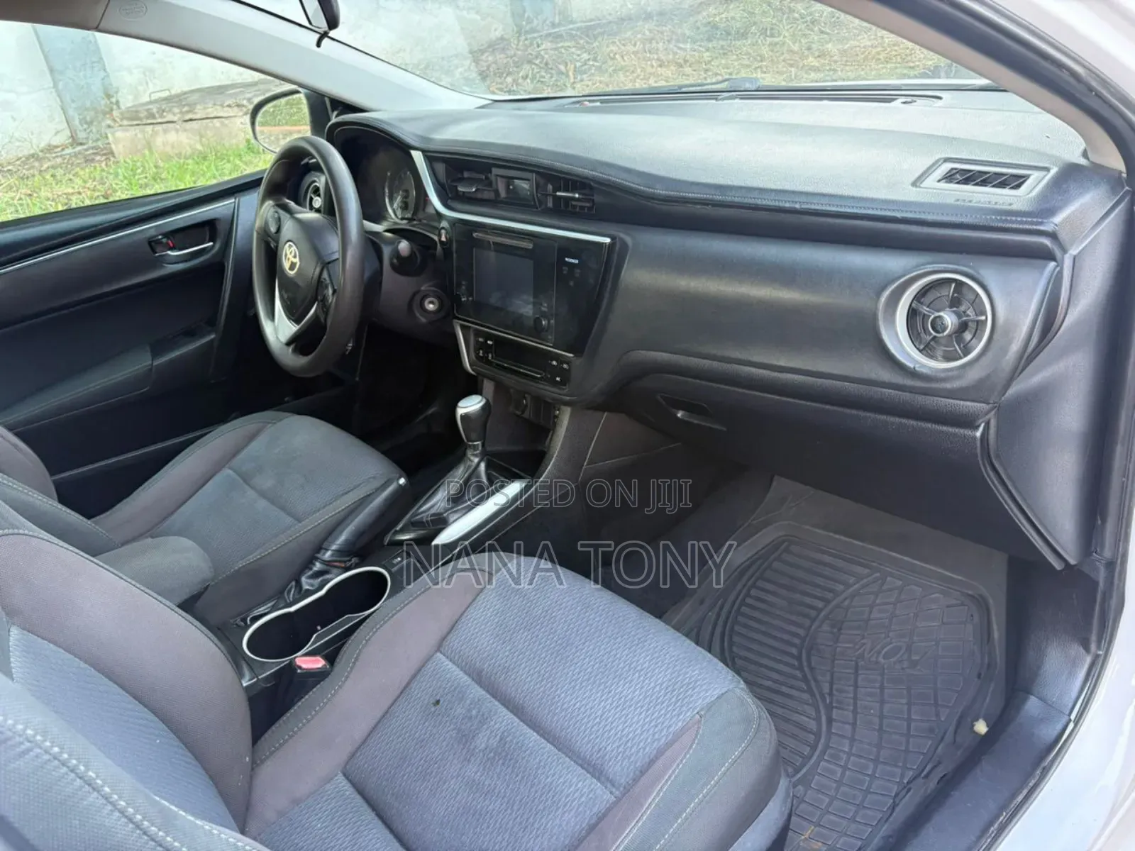 Toyota Corolla LE Eco (1.8L 4cyl 2A) 2018 White