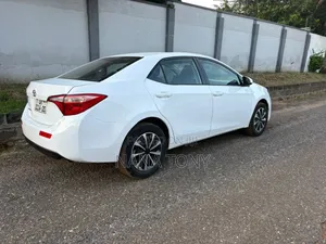 Toyota Corolla LE Eco (1.8L 4cyl 2A) 2018 White