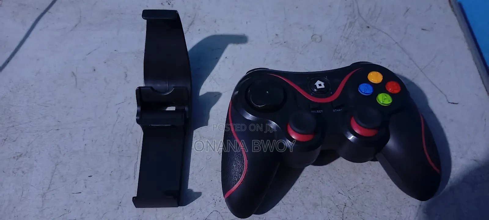 Wireless Game Pad With Phone Holder