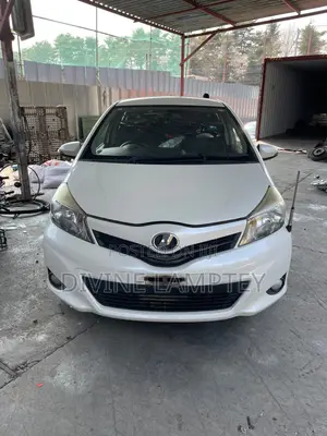 Toyota Vitz 1.3 FWD 5dr 2013 White
