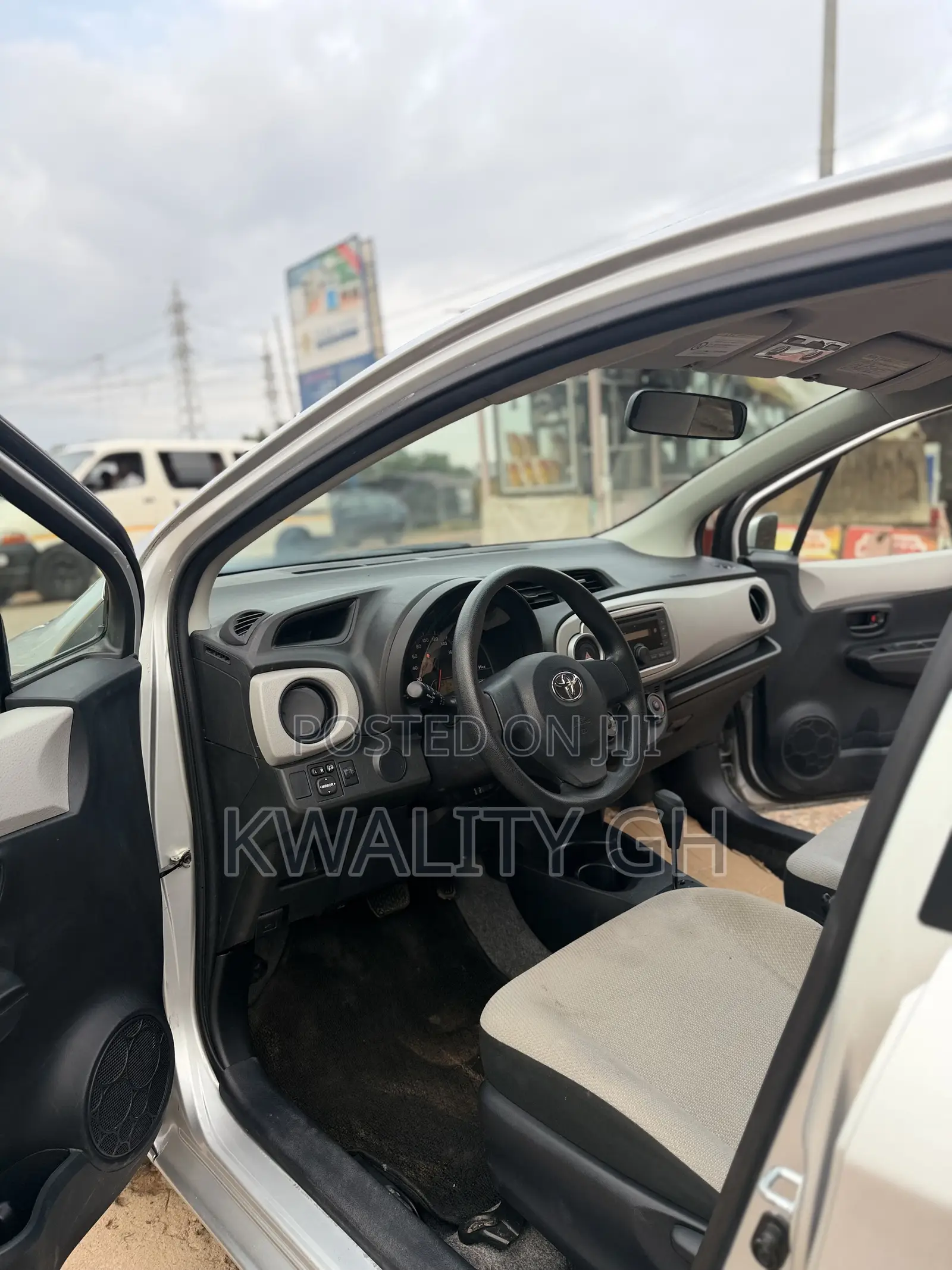 Toyota Vitz 1.3 AWD 3dr 2012 Silver