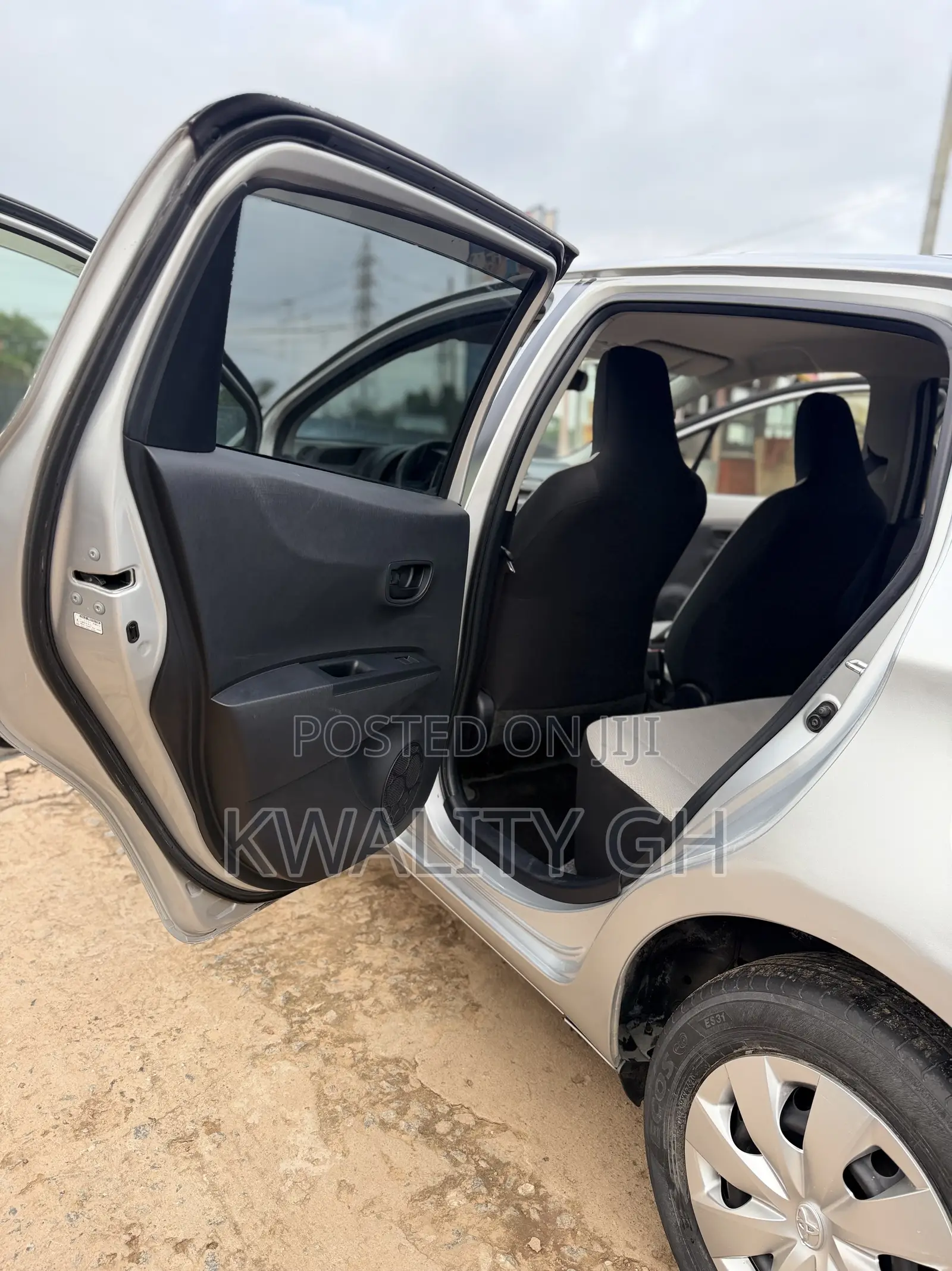 Toyota Vitz 1.3 AWD 3dr 2012 Silver