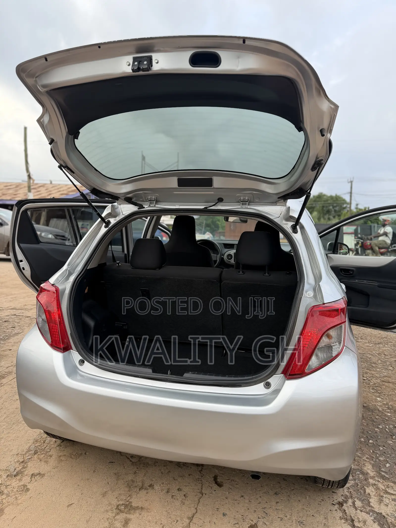Toyota Vitz 1.3 AWD 3dr 2012 Silver