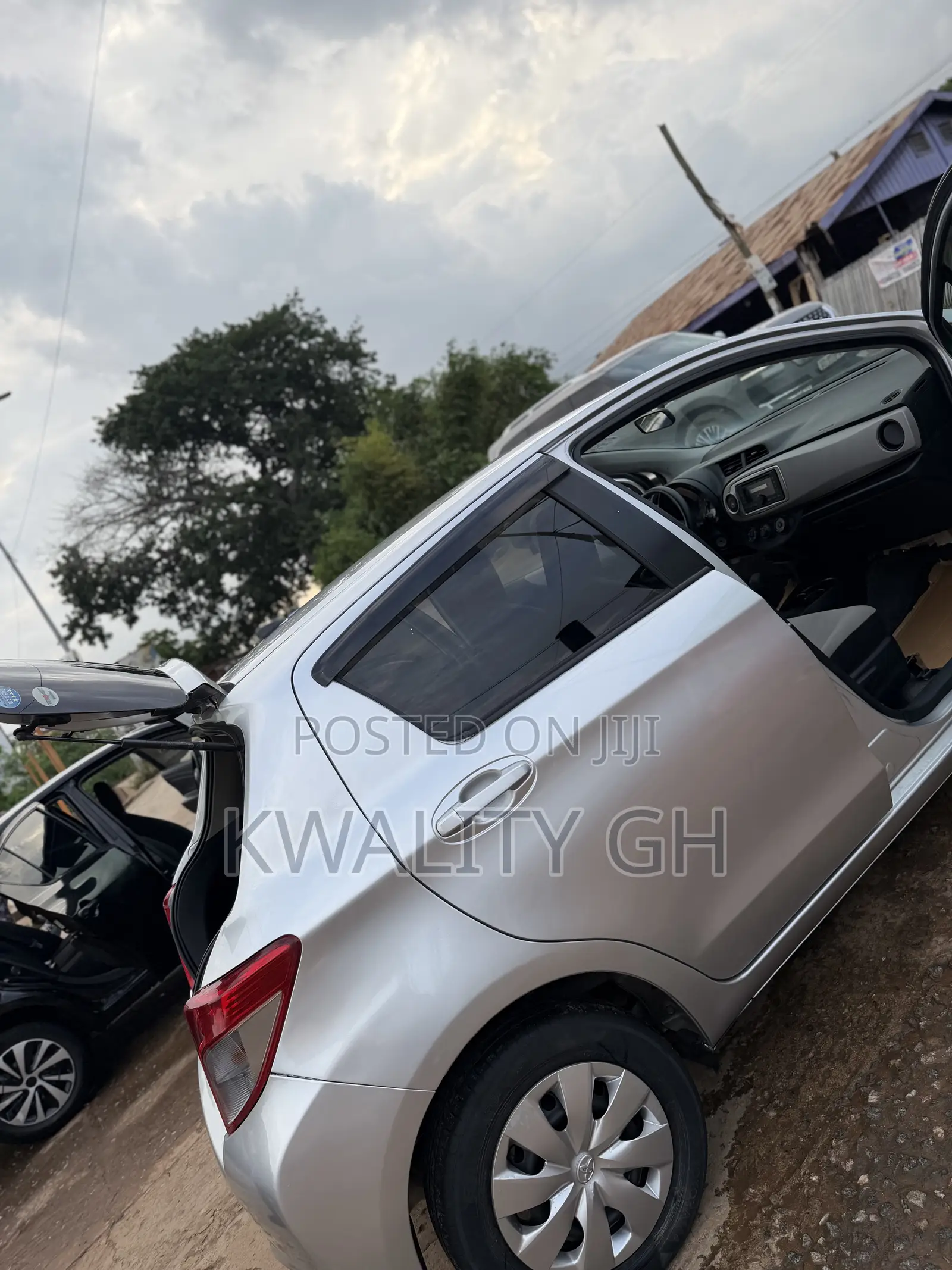 Toyota Vitz 1.3 AWD 3dr 2012 Silver