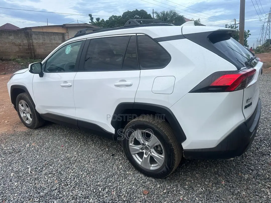 Toyota RAV4 2021 White