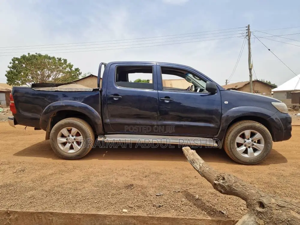 Toyota Hilux 2013 Blue