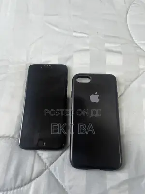 Apple iPhone SE (2020) 64 GB Black