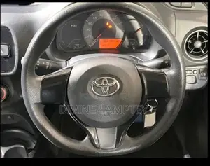 Toyota Vitz 1.3 FWD 5dr 2013 White