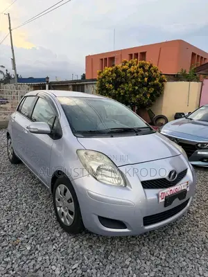 Toyota Vitz 2010 Silver