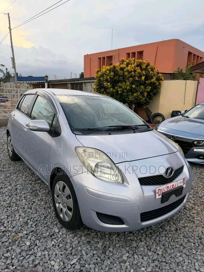 Toyota Vitz 2010 Silver