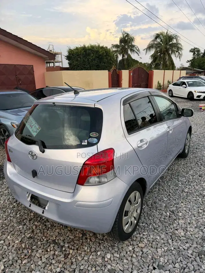 Toyota Vitz 2010 Silver