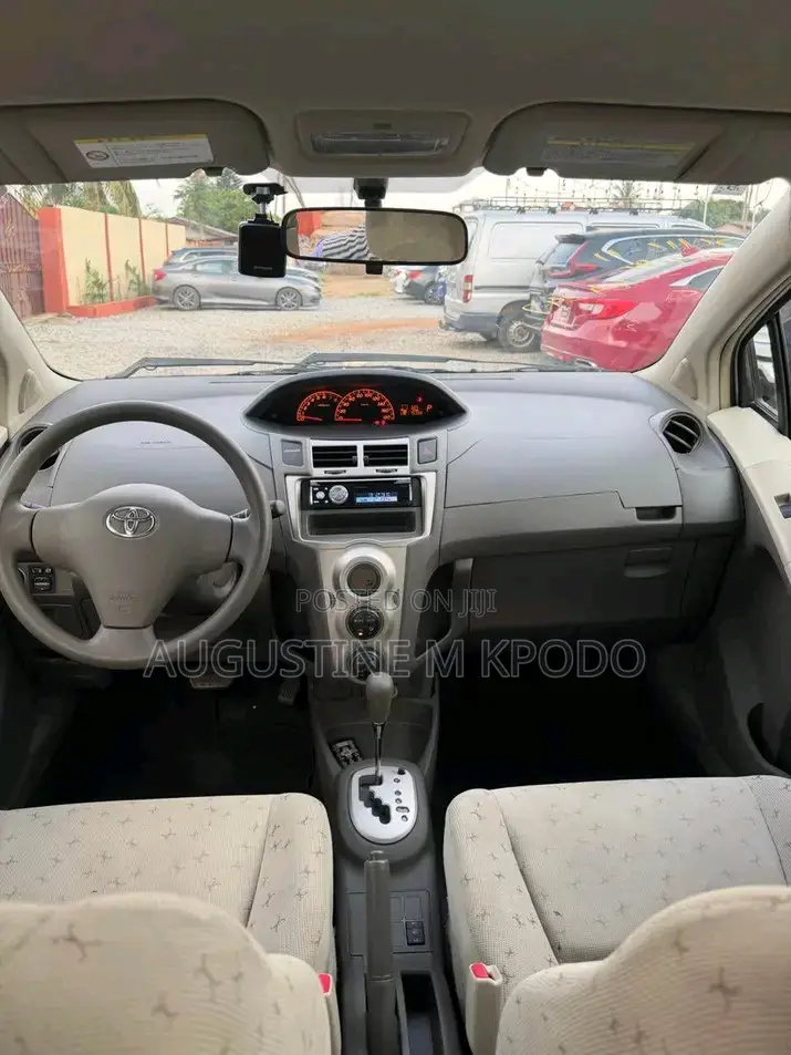 Toyota Vitz 2010 Silver