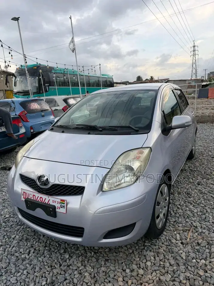 Toyota Vitz 2010 Silver