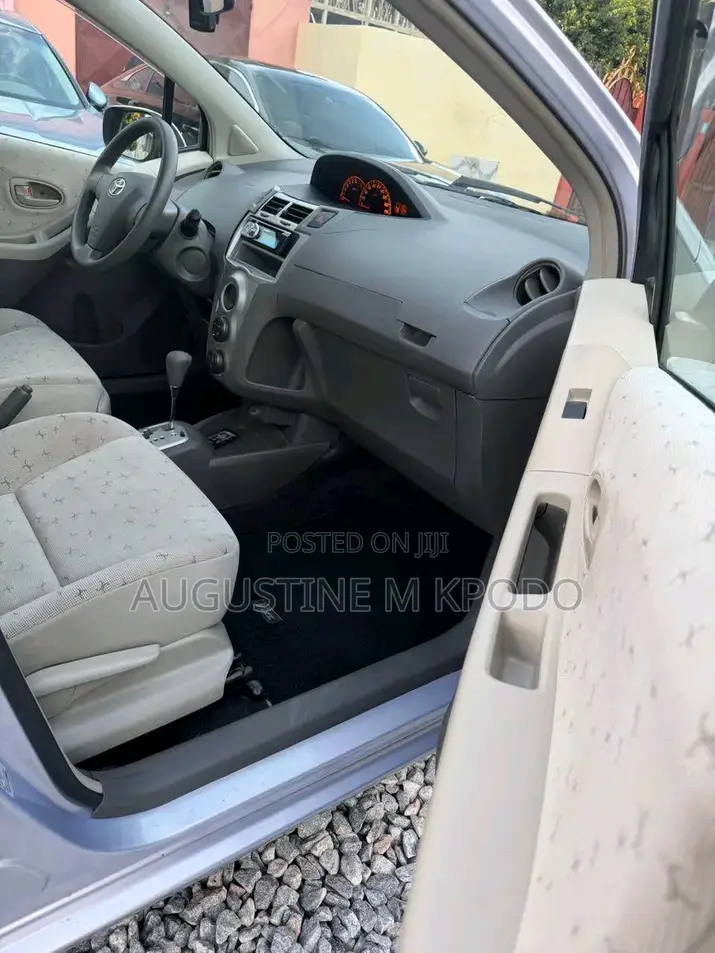 Toyota Vitz 2010 Silver