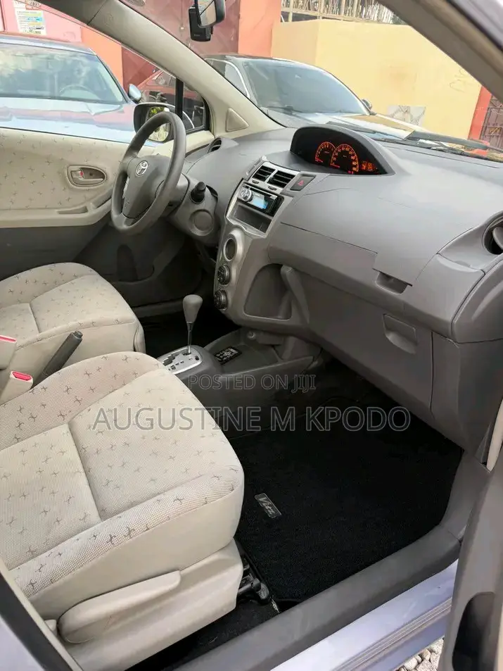 Toyota Vitz 2010 Silver