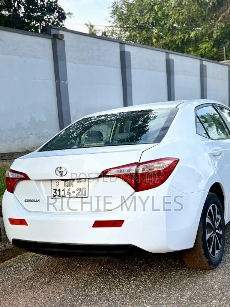 Toyota Corolla LE Eco (1.8L 4cyl 2A) 2018 White