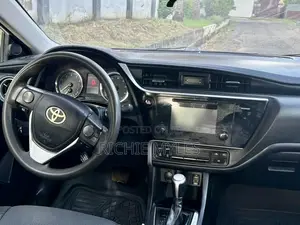 Toyota Corolla LE Eco (1.8L 4cyl 2A) 2018 White
