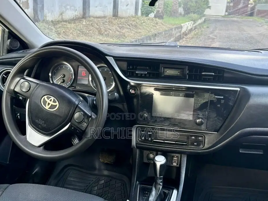 Toyota Corolla LE Eco (1.8L 4cyl 2A) 2018 White