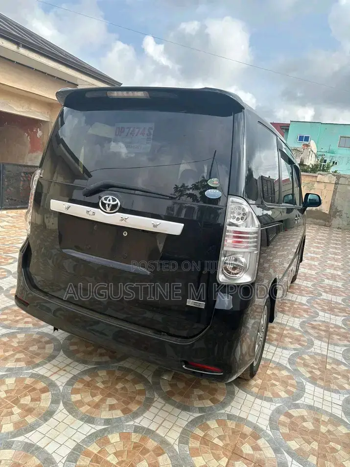 Toyota Voxy 2010 Black