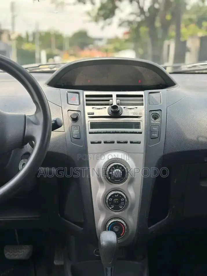 Toyota Yaris Base Hatchback 3dr 2010 Silver
