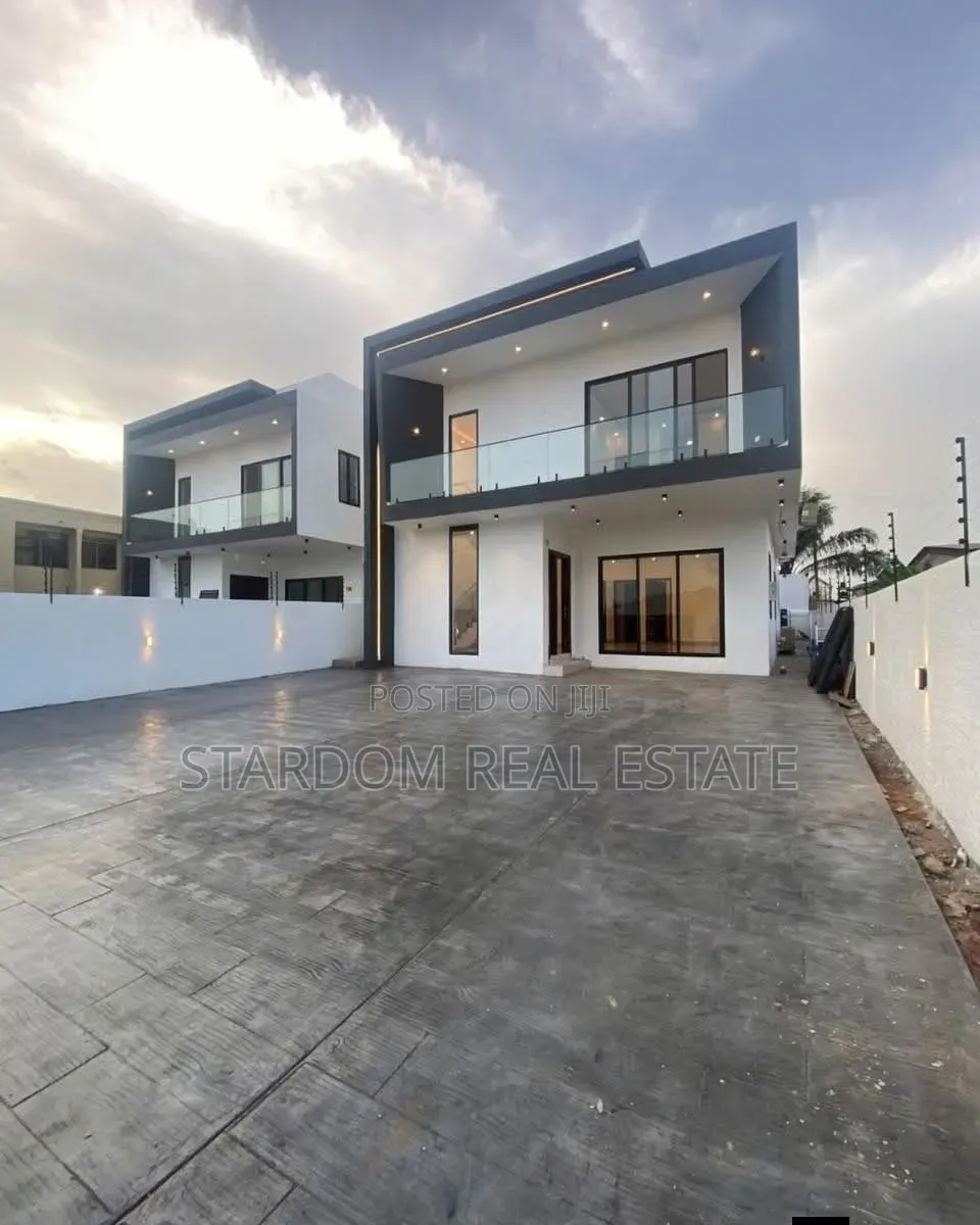 4bdrm Duplex in Sakumono for sale