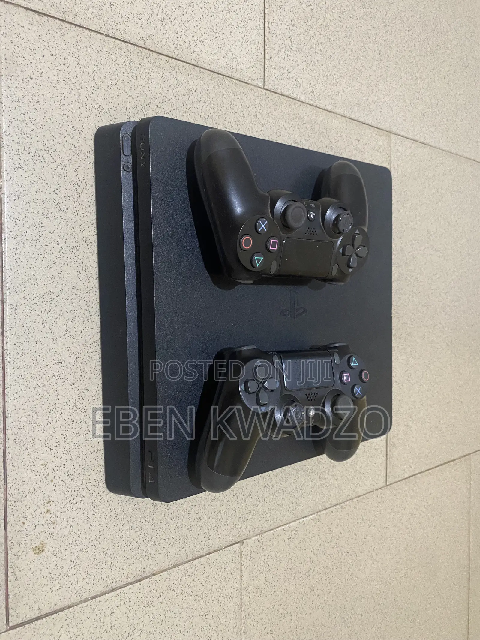 Ps4 Slim + 2 Controllers