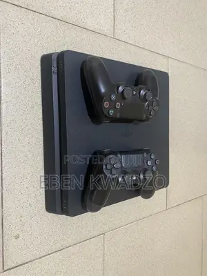 Ps4 Slim + 2 Controllers
