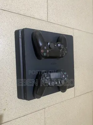 Ps4 Slim + 2 Controllers