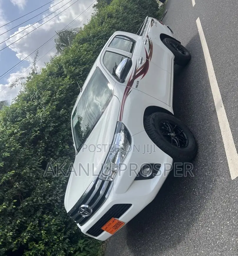 Toyota Hilux 2022 White