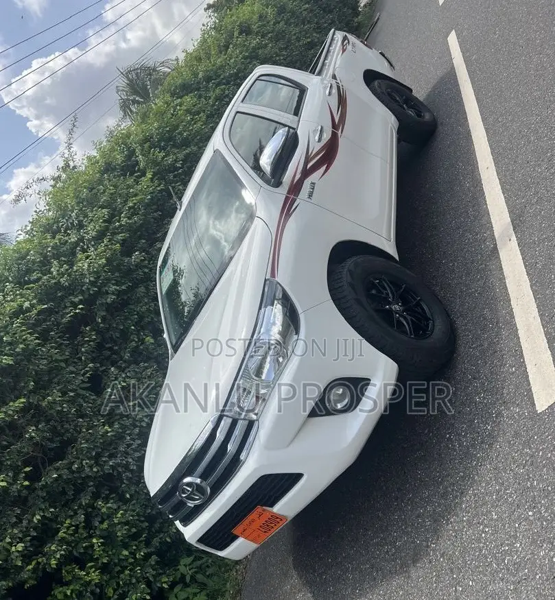 Toyota Hilux 2022 White
