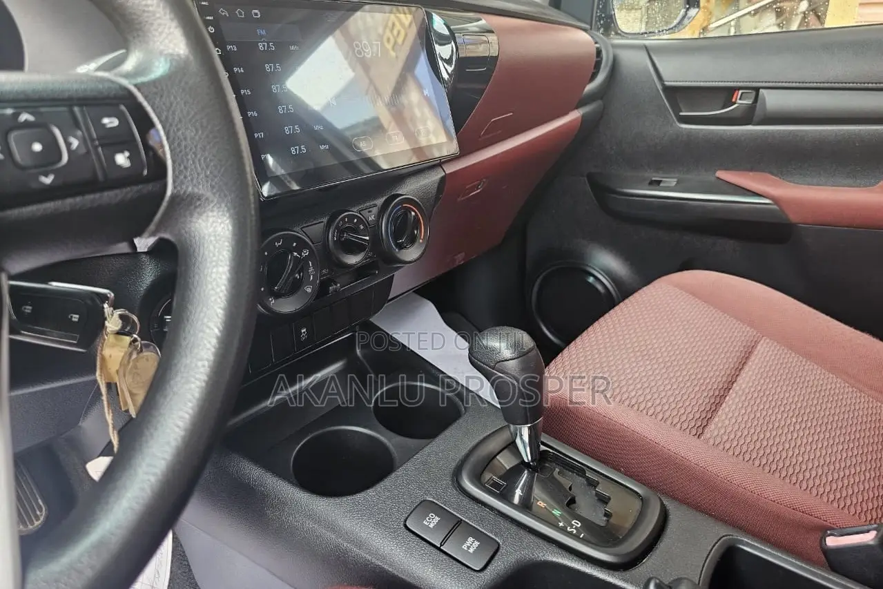 Toyota Hilux 2022 White