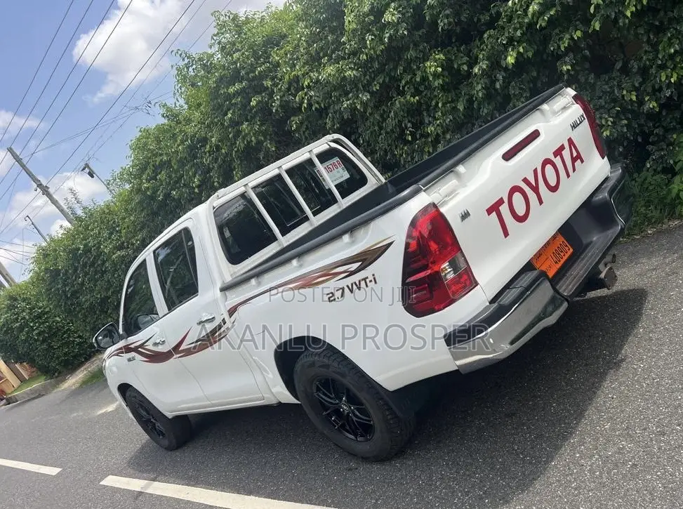 Toyota Hilux 2022 White