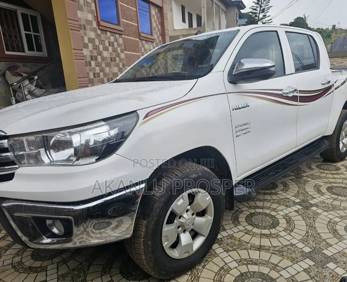 Toyota Hilux 2022 White