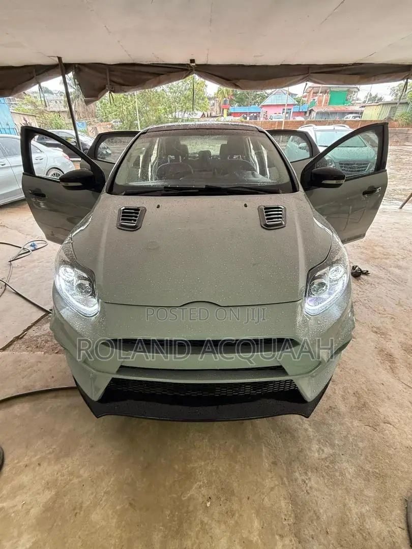 Ford Focus SE 5-Door 2013 Gray