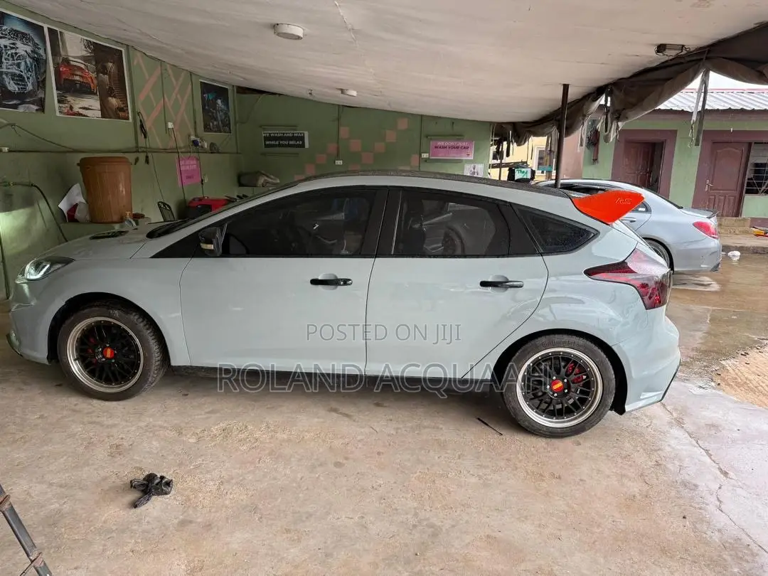 Ford Focus SE 5-Door 2013 Gray