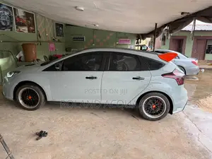 Ford Focus SE 5-Door 2013 Gray