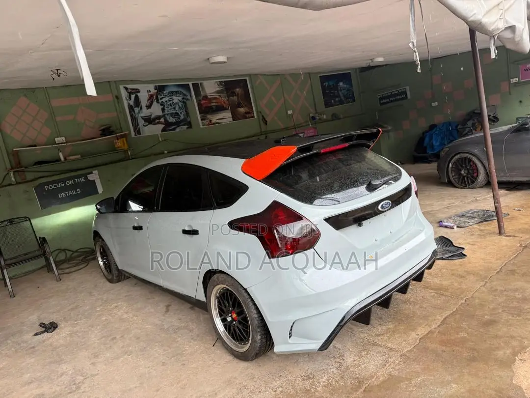 Ford Focus SE 5-Door 2013 Gray