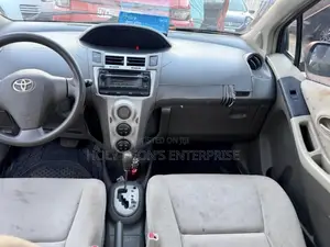 Toyota Vitz 1.5 FWD 3dr 2010 Silver