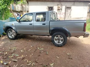 Nissan Hardbody 2014 Silver