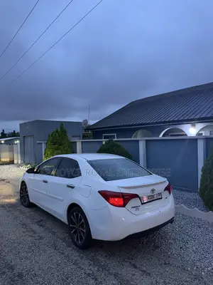 Toyota Corolla SE (1.8L 4cyl 2A) 2018 White