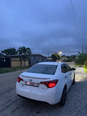 Toyota Corolla SE (1.8L 4cyl 2A) 2018 White