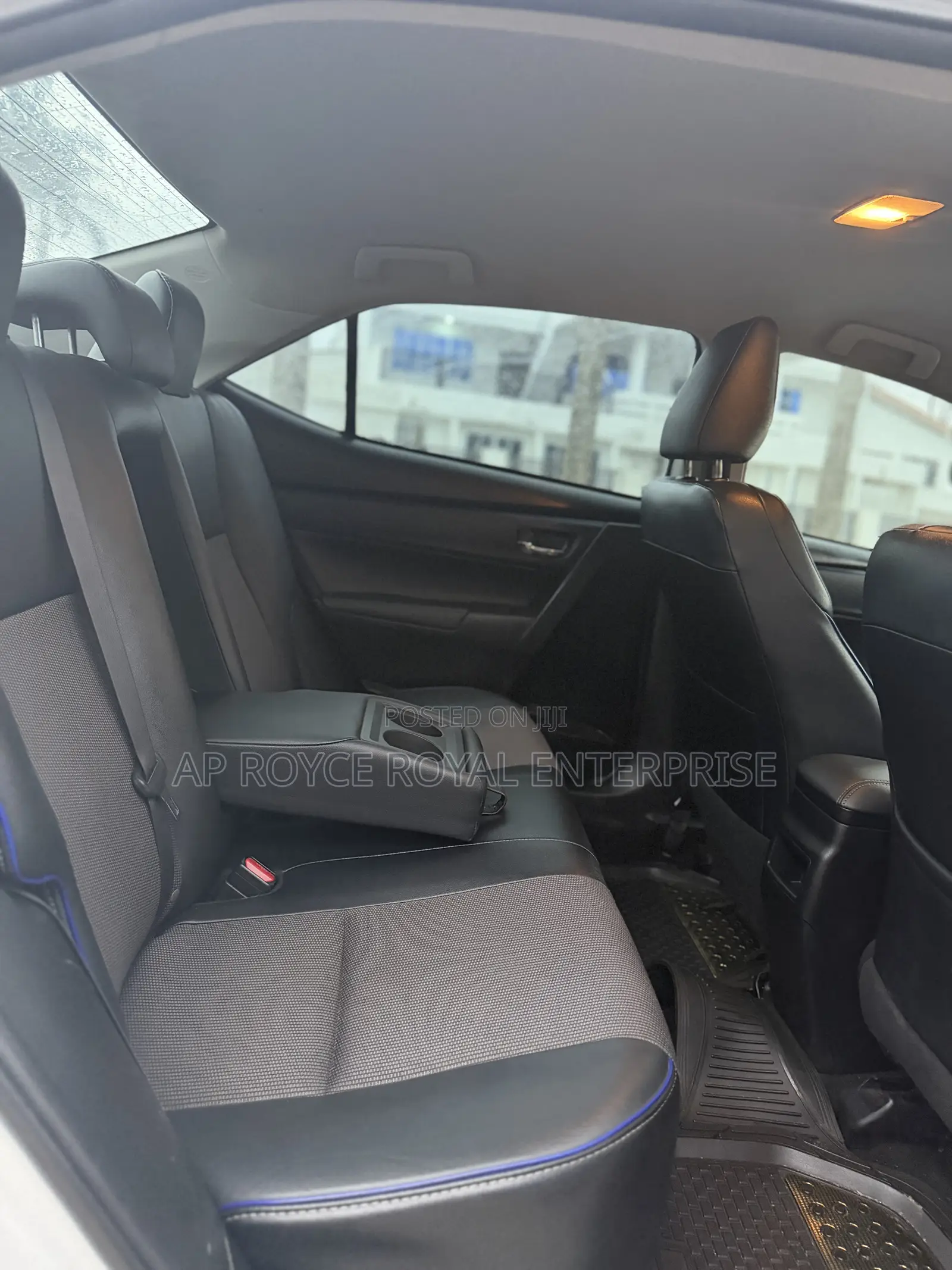Toyota Corolla SE (1.8L 4cyl 2A) 2018 White