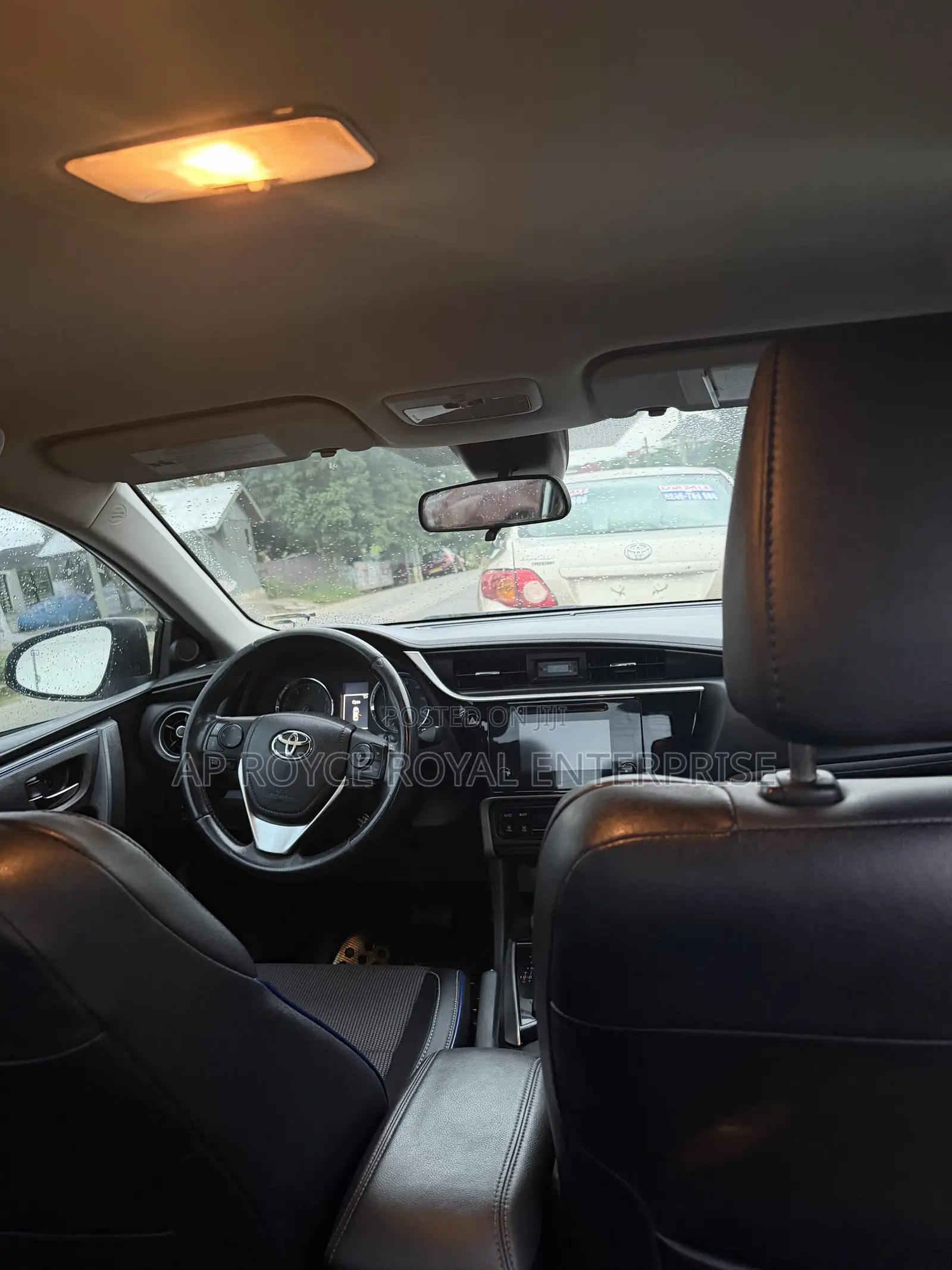 Toyota Corolla SE (1.8L 4cyl 2A) 2018 White