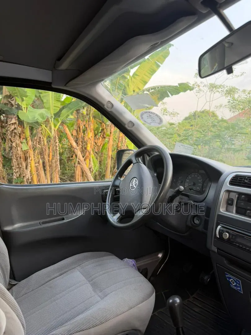 Toyota Grand HiAce 2005 Silver