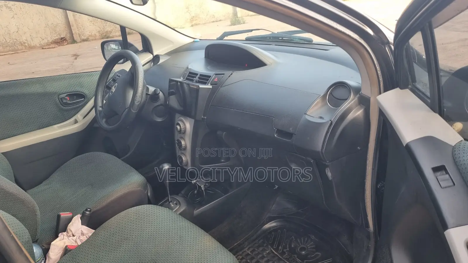 Toyota Vitz 1.3 AWD 5dr 2010 Black