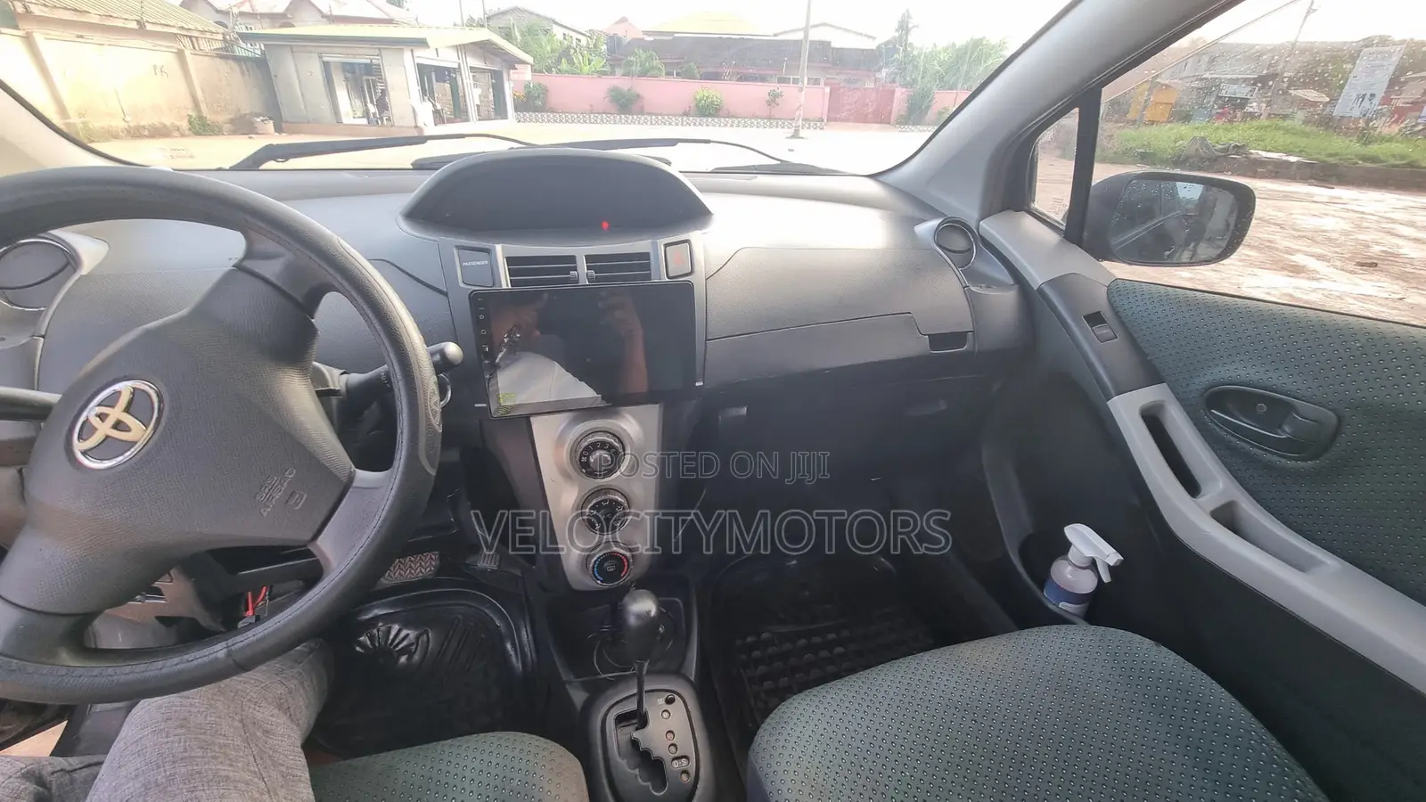 Toyota Vitz 1.3 AWD 5dr 2010 Black