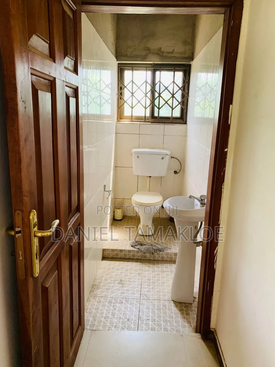 5bdrm House in Daniel Tamakloe, Boi for sale