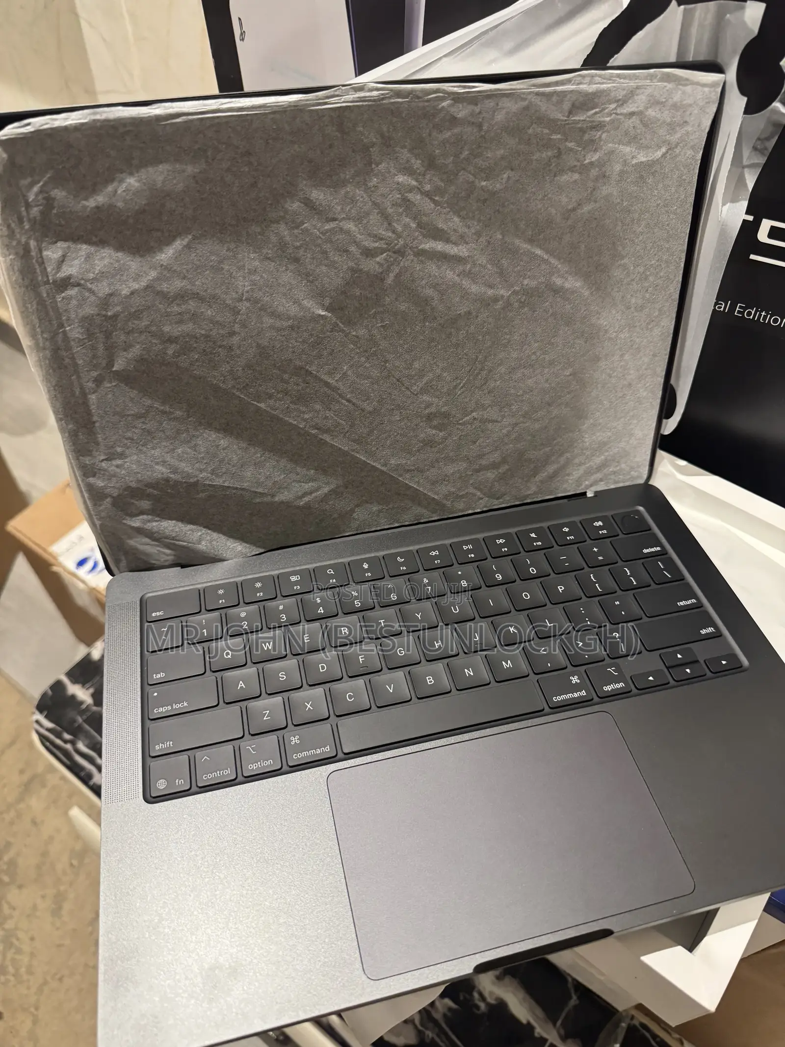 New Laptop Apple MacBook Pro 2025 M5 16GB Apple M5 SSD 512GB