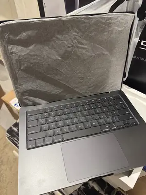 New Laptop Apple MacBook Pro 2025 M5 16GB Apple M5 SSD 512GB