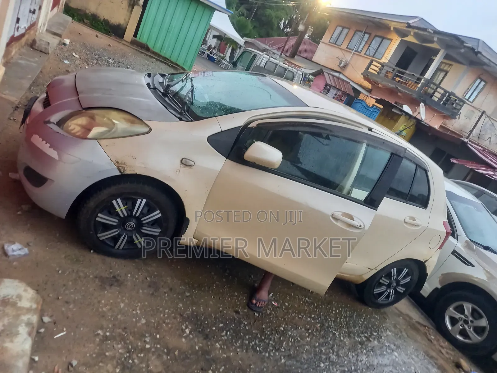 Toyota Vitz 1.3 FWD 3dr 2010 Ivory